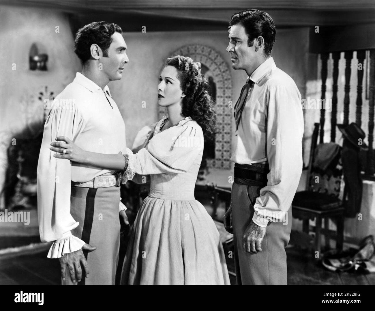 Phillip Reed, Maria Montez & Rod Cameron Film: Pirates Of Monterey (1947) Charaktere: Lt. Carlo Ortega, Marguerita Novarro, Captain Phillip Kent Regie: Alfred L. Werker 01. Dezember 1947 **WARNUNG** Dieses Foto ist nur für redaktionelle Zwecke bestimmt und unterliegt dem Copyright von UI und/oder des Fotografen, der von der Film- oder Produktionsfirma beauftragt wurde, und kann nur von Publikationen im Zusammenhang mit der Bewerbung des oben genannten Films reproduziert werden. Eine obligatorische Gutschrift an die Benutzeroberfläche ist erforderlich. Der Fotograf sollte auch bei Bekanntwerden des Fotos gutgeschrieben werden. Ohne schriftliche Genehmigung des Films kann keine kommerzielle Nutzung gewährt werden Stockfoto