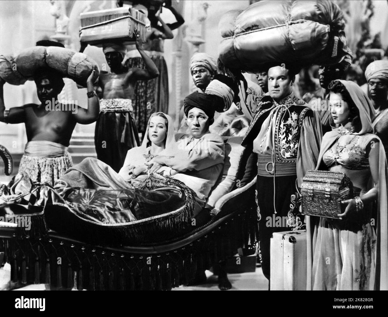 Dorothy Lamour, Bing Crosby, Bob Hope & Dona Drake Film: Road to Morocco (USA 1942) Charaktere: Prinzessin Shalmar, Jeff Peters, Orville 'Turkey' Jackson, Mihirmah Regie: David Butler 10. November 1942 **WARNUNG** Dieses Foto ist nur für redaktionelle Zwecke bestimmt und unterliegt dem Copyright von PARAMOUNT PICTURES und/oder des Fotografen, der von der Film- oder Produktionsfirma beauftragt wurde und darf nur von Publikationen im Zusammenhang mit der Bewerbung des oben genannten Films reproduziert werden. Eine obligatorische Gutschrift für PARAMOUNT-BILDER ist erforderlich. Der Fotograf sollte auch bei Bekanntwerden des Fotos gutgeschrieben werden. Keine kommerzielle Nutzung kann GRA sein Stockfoto