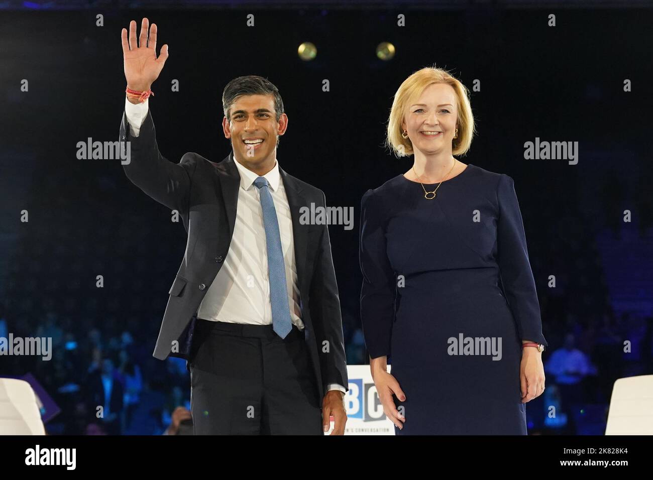Datei-Foto vom 31/08/2022 von Rishi Sunak und Liz Truss während einer Hustings-Veranstaltung in der Wembley Arena, London, als Teil ihrer Kampagne, Vorsitzender der Konservativen Partei und der nächste Premierminister zu sein. Liz Truss hat angekündigt, dass sie als Premierministerin zurücktreten wird. Ausgabedatum: Donnerstag, 20. Oktober 2022. Stockfoto