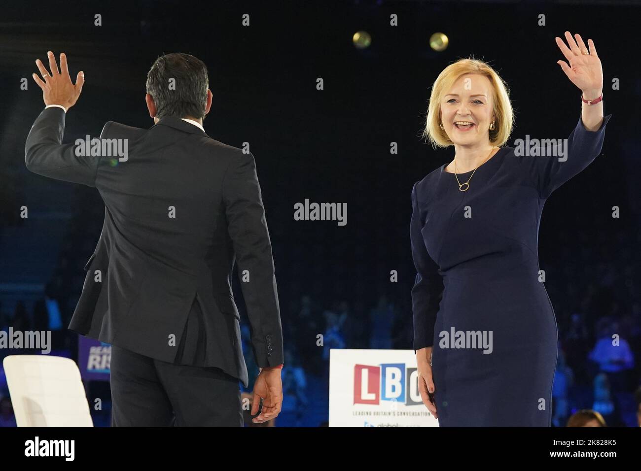 Datei-Foto vom 31/08/2022 von Rishi Sunak und Liz Truss während einer Hustings-Veranstaltung in der Wembley Arena, London, als Teil ihrer Kampagne, Vorsitzender der Konservativen Partei und der nächste Premierminister zu sein. Liz Truss hat angekündigt, dass sie als Premierministerin zurücktreten wird. Ausgabedatum: Donnerstag, 20. Oktober 2022. Stockfoto