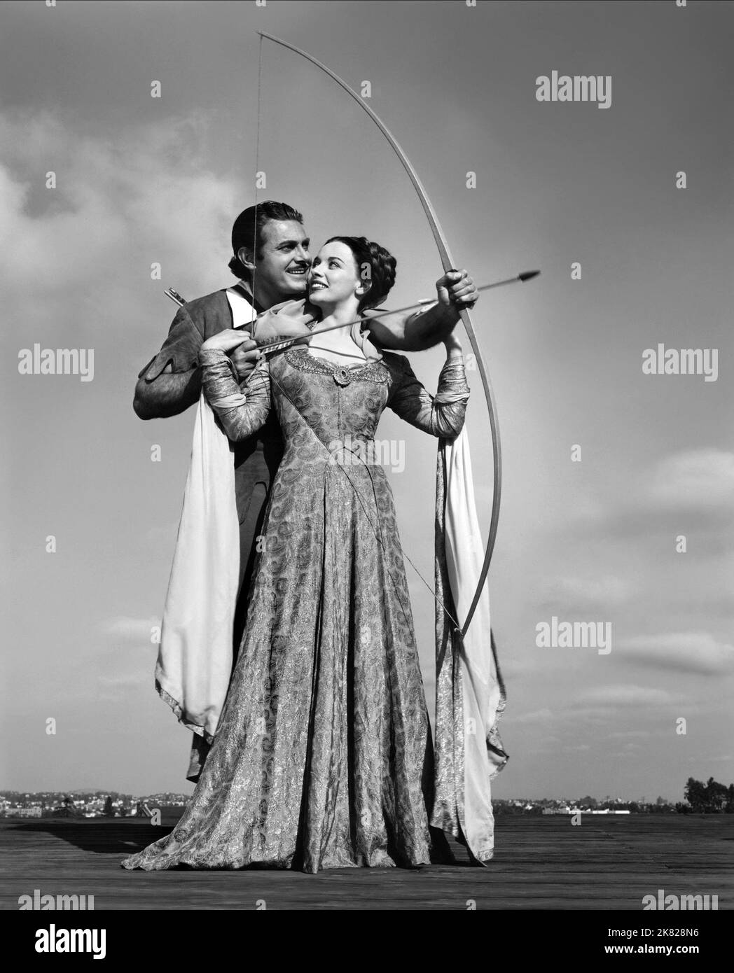 Jon Hall & Patricia Morison Film: Der Prinz Der Diebe (1948) Charaktere: Robin Hood, Maid Marian Regie: Howard Bretherton 03 January 1948 **WARNUNG** Dieses Foto ist nur für redaktionelle Zwecke bestimmt und unterliegt dem Copyright von COLUMBIA und/oder des Fotografen, der von der Film- oder Produktionsfirma beauftragt wurde, und kann nur von Publikationen im Zusammenhang mit der Bewerbung des oben genannten Films reproduziert werden. Eine obligatorische Gutschrift an COLUMBIA ist erforderlich. Der Fotograf sollte auch bei Bekanntwerden des Fotos gutgeschrieben werden. Ohne schriftliche Genehmigung der Film Company kann keine kommerzielle Nutzung gewährt werden. Stockfoto