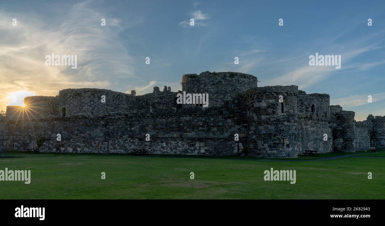 Beaumaris, Großbritannien - 27. August 2022: Blick auf das historische Schloss Beaumaris in Anglesey bei Sonnenuntergang Stockfoto