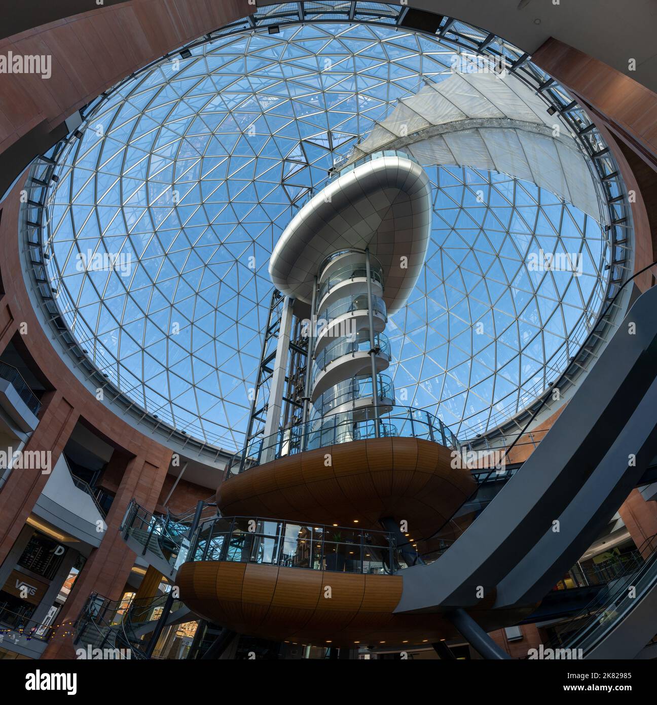 Belfast, Vereinigtes Königreich - 21. August 2022: Glaskuppel und Aufzugsturm im Victoria Square Einkaufszentrum in der Innenstadt von Belfast Stockfoto