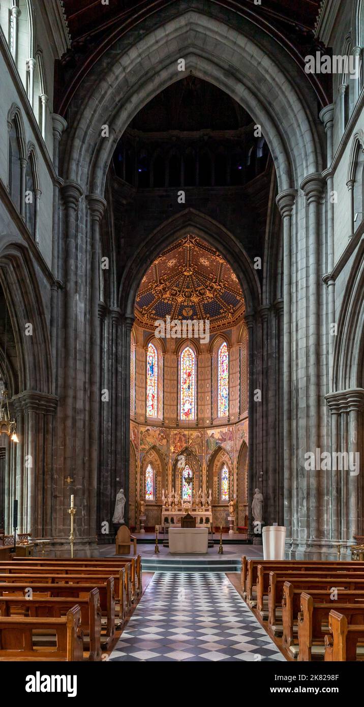 Kilkenny, Irland - 17. August 2022: Blick auf das Mittelschiff und den Altar der St. Mary's Cathedral in Kilkenny Stockfoto