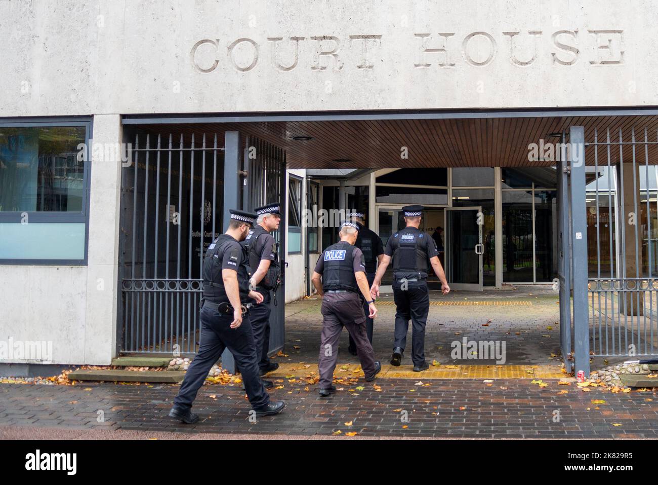 Court House, Victoria Avenue, Southend on Sea, Essex, Großbritannien. 20. Oktober 2022. Die Protestierenden von Just Stop Oil, die die Türme der Queen Elizabeth II-Brücke bestiegen, was zu einem weit verbreiteten Verkehrsstau führte, sind vor Gericht in Southend erschienen. Morgan Trowland und Marcus Decker wurden wegen Verschwörung zur öffentlichen Belästigung angeklagt. Die Aktivisten fordern, dass die Regierung „alle neuen Öl- und Gaslizenzen und -Zustimmungen einstellt“. Polizei, die vor der Anhörung vor Gericht eintrat. Die beiden wurden in Gewahrsam genommen, um im November vor einer Jury zu erscheinen Stockfoto