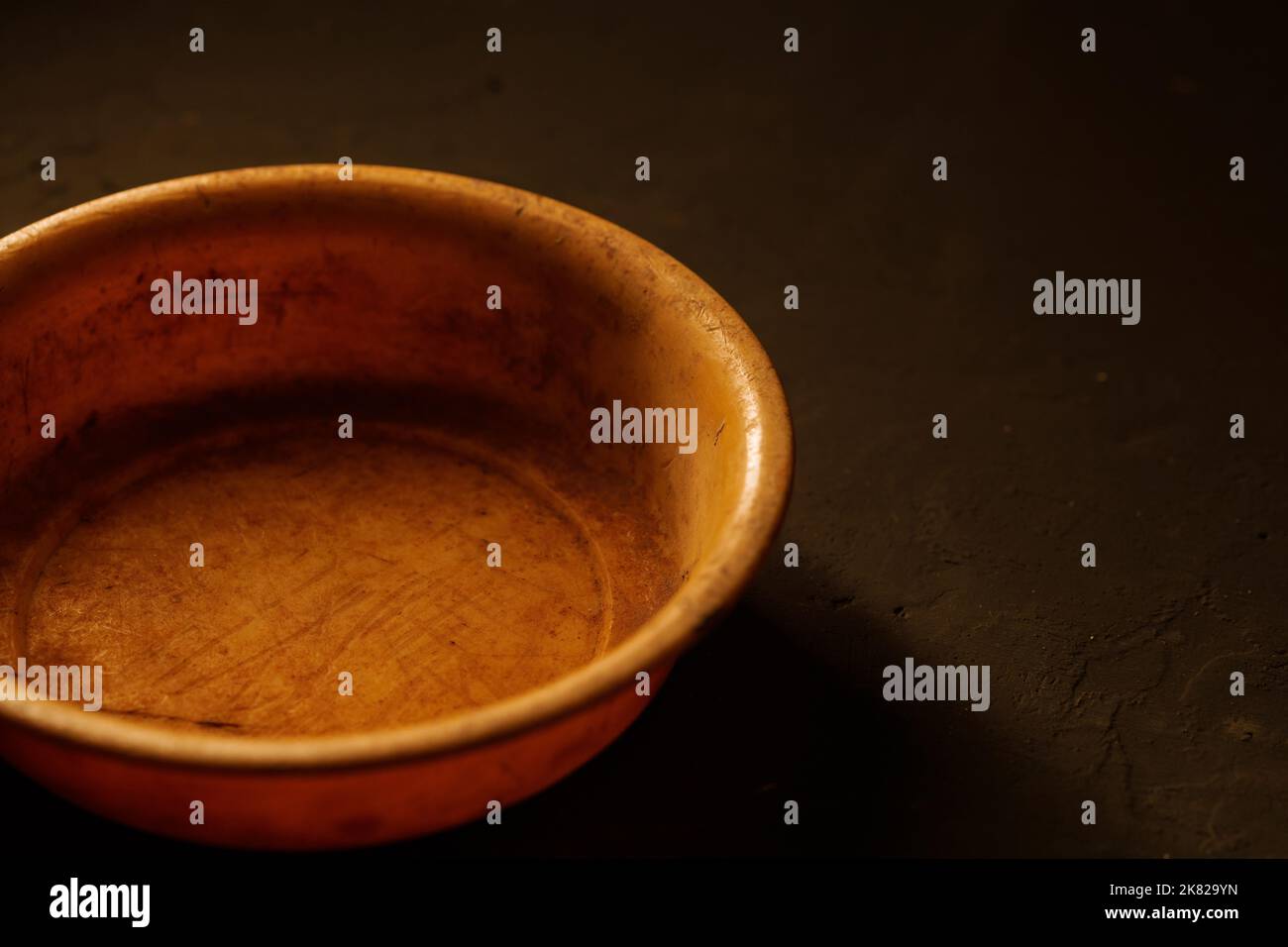 Leere Schüssel auf dunklem Hintergrund mit Kopierplatz Stockfoto