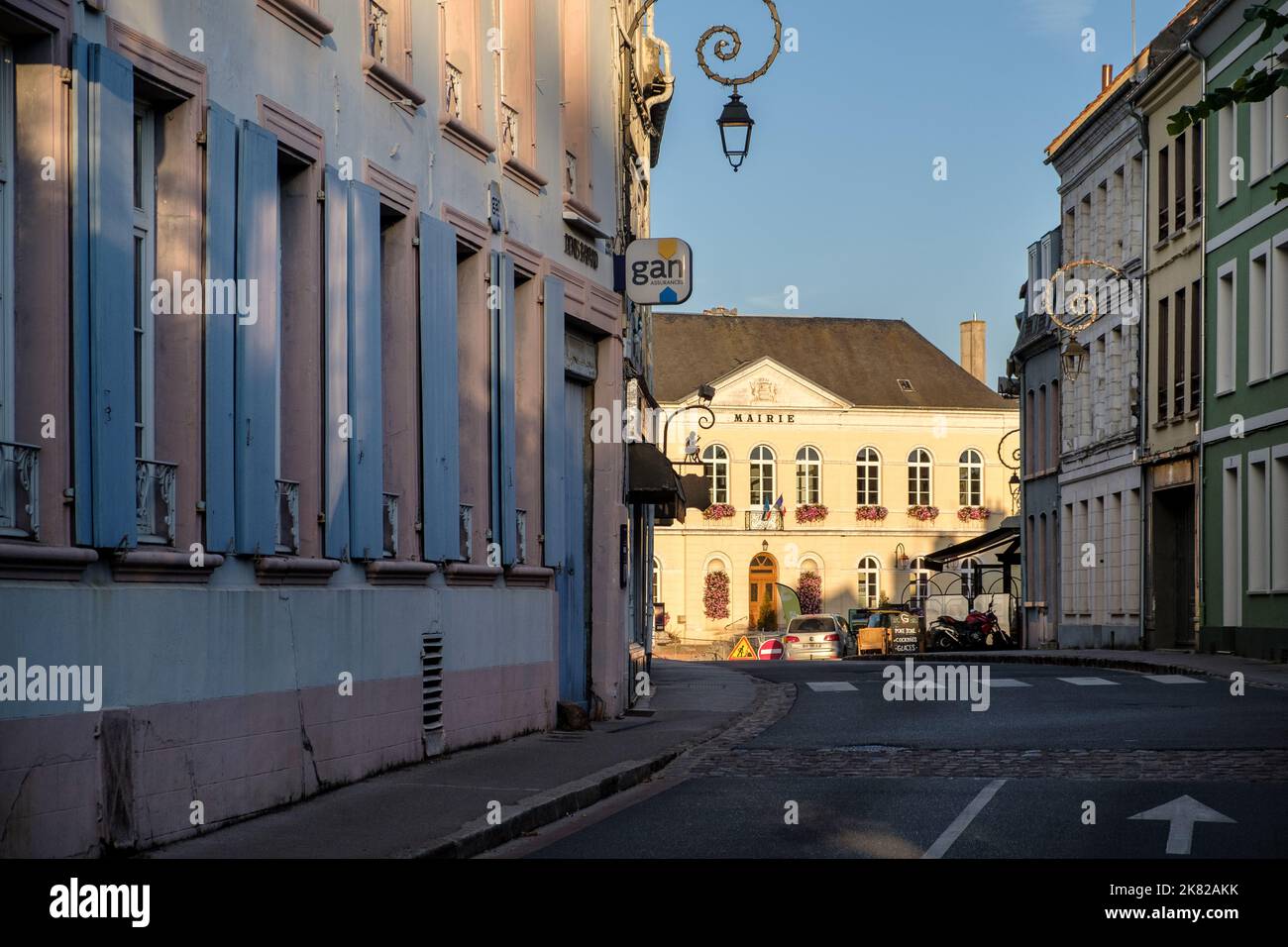 Blick entlang der Rue de Change auf die Mairie von Montreuil sur Mer, Frankreich Stockfoto
