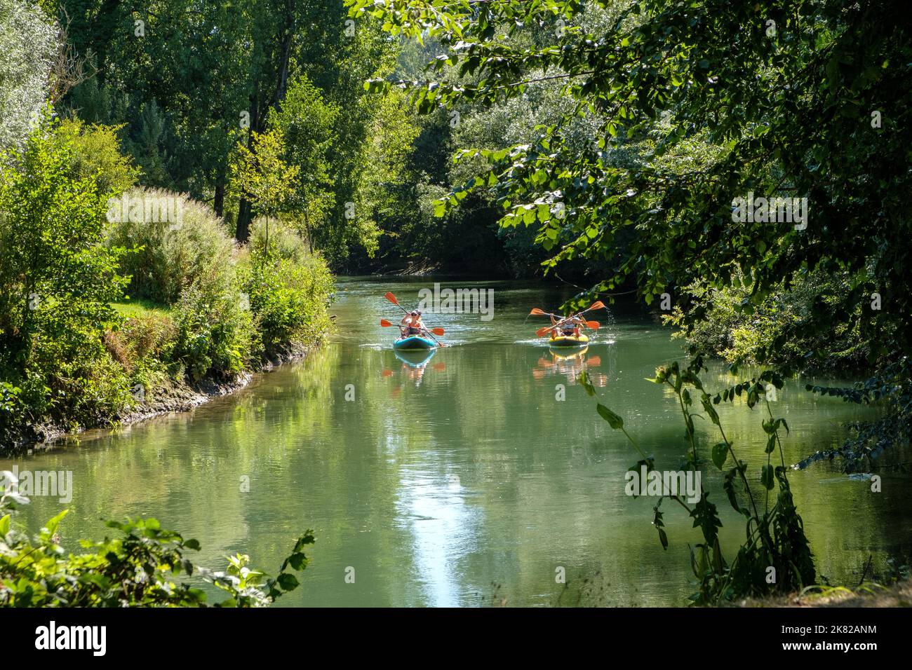 Kajaks auf dem Fluss Canche am Stadtrand von Montreuil-sur-Mer, Hauts-de-France. Stockfoto