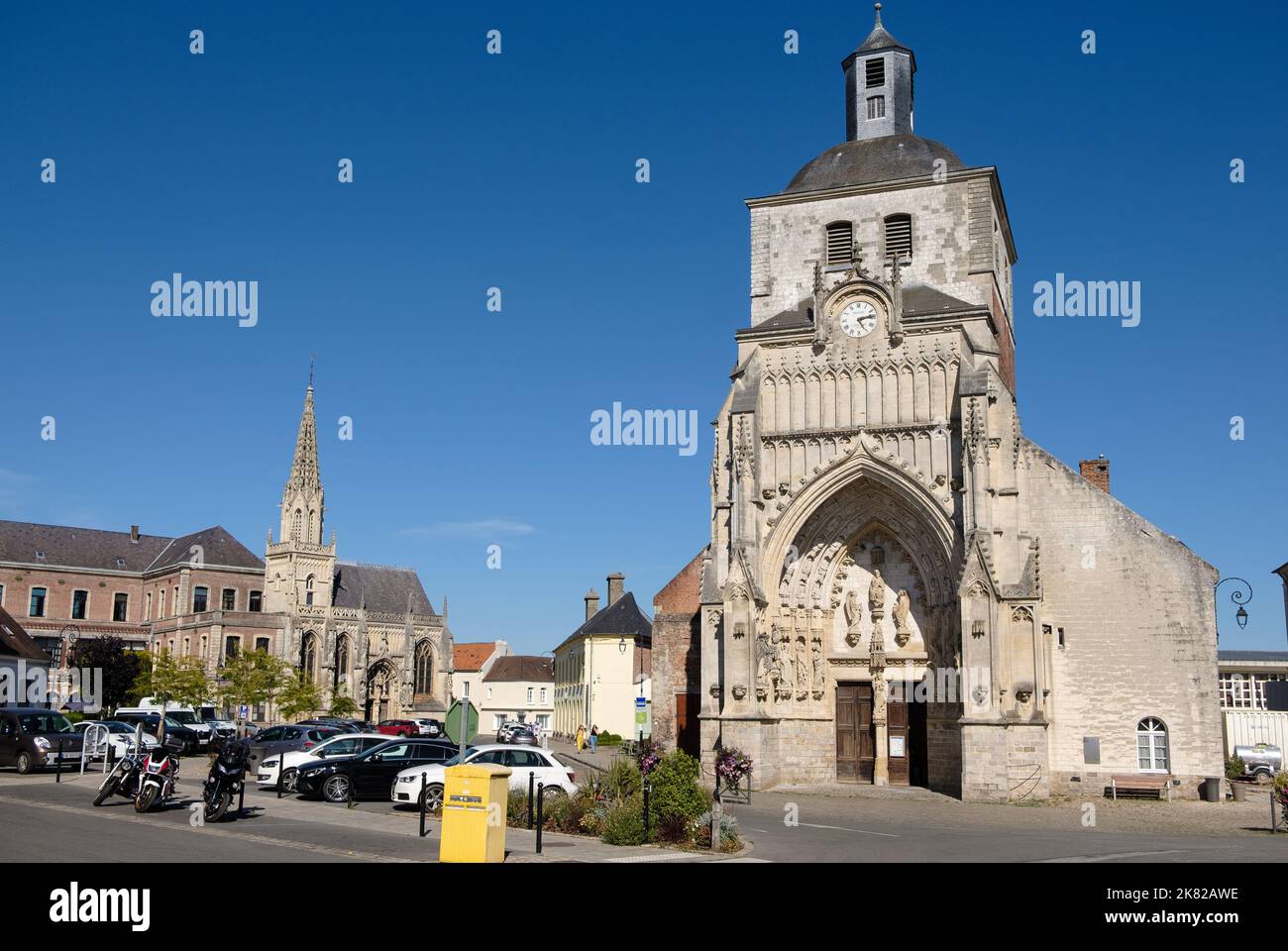 Abbatiale Saint-Saulve; Abteikirche Saint-Saulve und Place Gambetta, Montreuil sur Mer, Frankreich Stockfoto