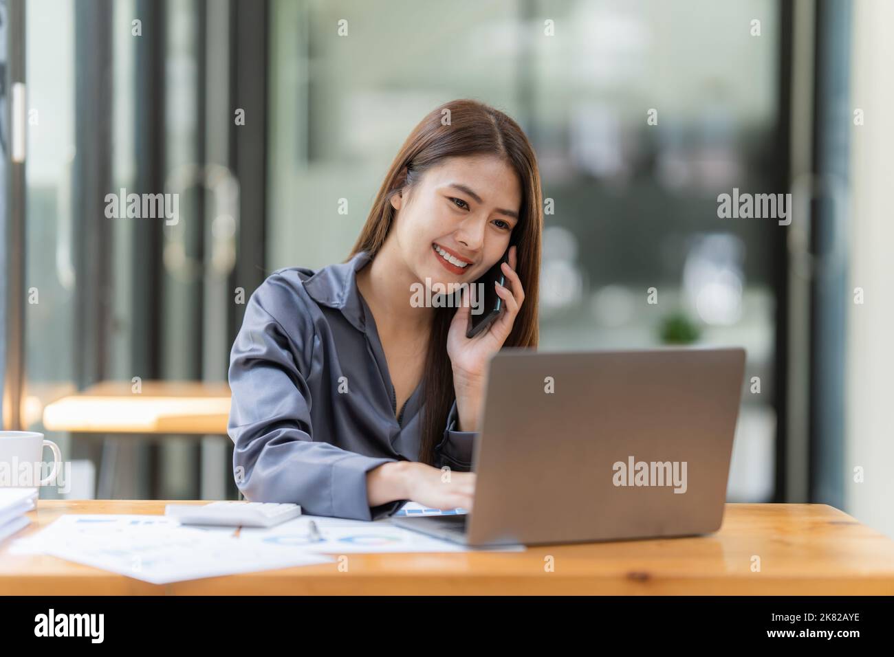 Eine Geschäftsfrau vervollständigt KYC mithilfe eines Online-Banking-Programms, um ein digitales Sparkonto zu eröffnen. Die Definition von Cyber-Sicherheit Stockfoto