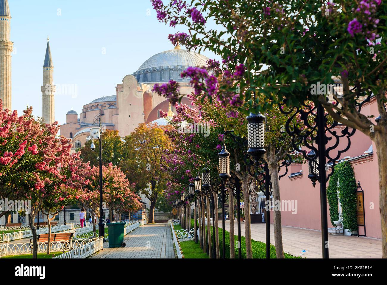 ISTANBUL, TÜRKEI - 11. SEPTEMBER 2017: Blick auf die Hagia Sophia vom Sultanahmet Park am frühen Herbstmorgen. Stockfoto