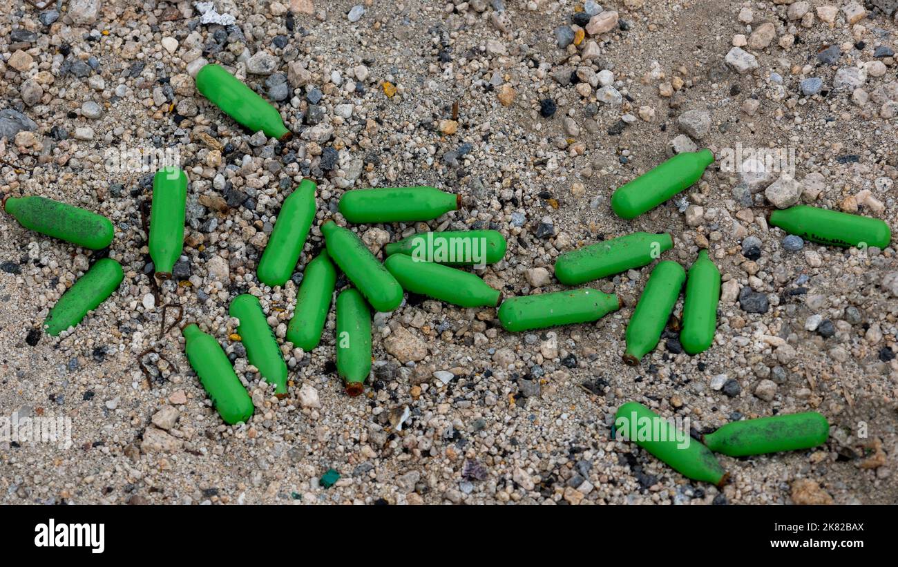 Verwendung von Lachgas-Kartuschen aus Schlagsahne-Aerosolen auf dem Boden in der Mojave-Wüste, die von jungen Menschen als Partydroge verwendet werden. Foto aufgenommen im Stockfoto