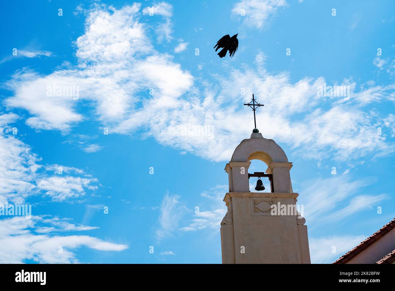 La Jolla spanischer Missionskirche Glockenturm mit Rabe in San diego Kalifornien. Religiöse Symbolik der mexikanischen Kultur und gotische Illustration Stockfoto