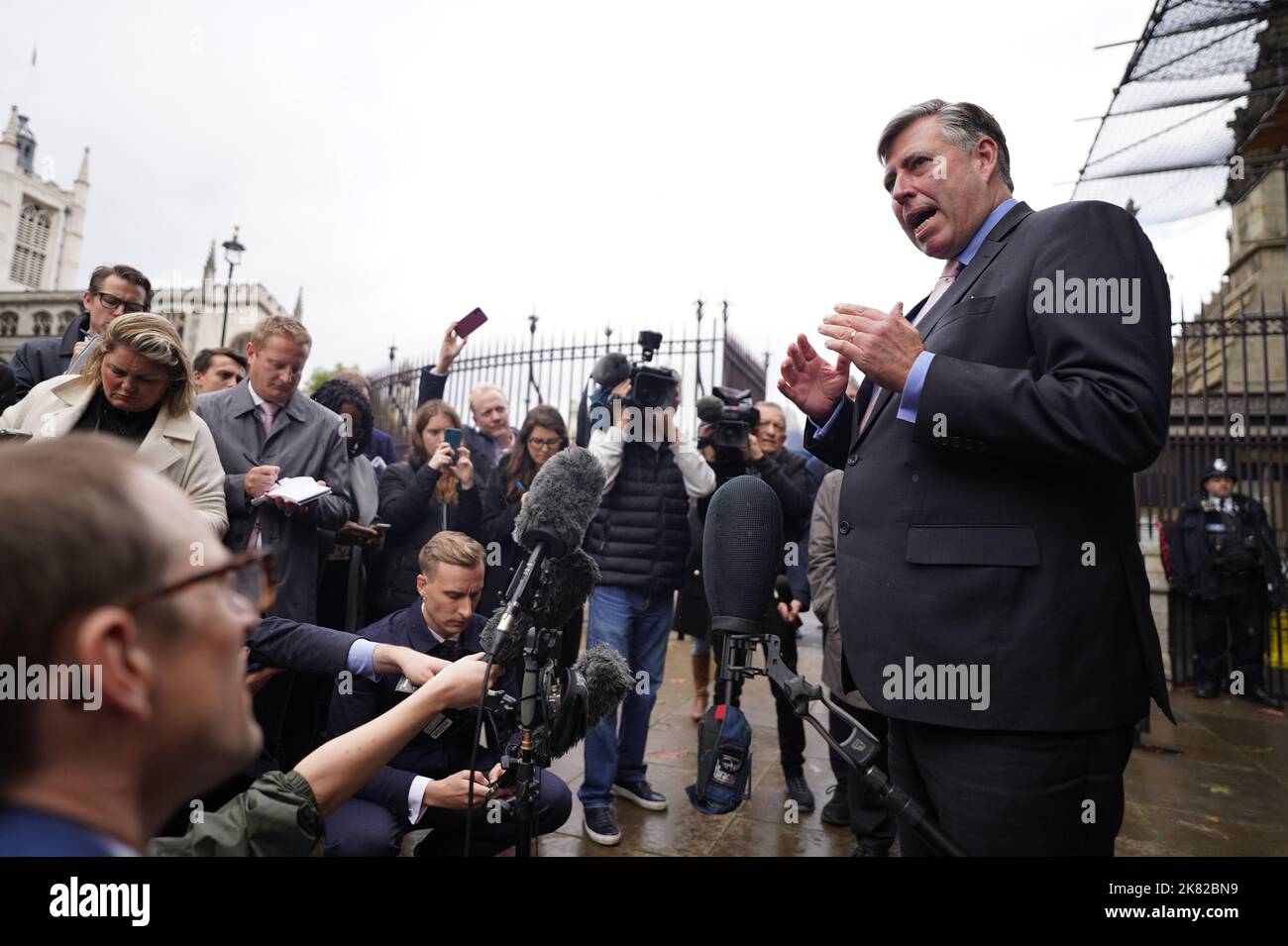 Sir Graham Brady, Vorsitzender des Ausschusses der konservativen Hinterbänks 1922, gibt vor dem Londoner Parlamentsgebäude eine Erklärung ab, nachdem Liz Truss ihren Rücktritt als Premierministerin angekündigt hatte. Bilddatum: Donnerstag, 20. Oktober 2022. Stockfoto