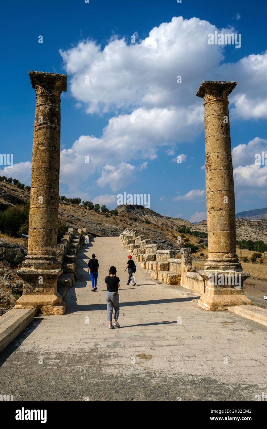 Die Severan-Brücke (auch bekannt als Chabinas-Brücke oder Cendere-Brücke oder Septimius-Severus-Brücke; türkisch: Cendere Köprüsü) ist eine spätrömische Brückenloka Stockfoto