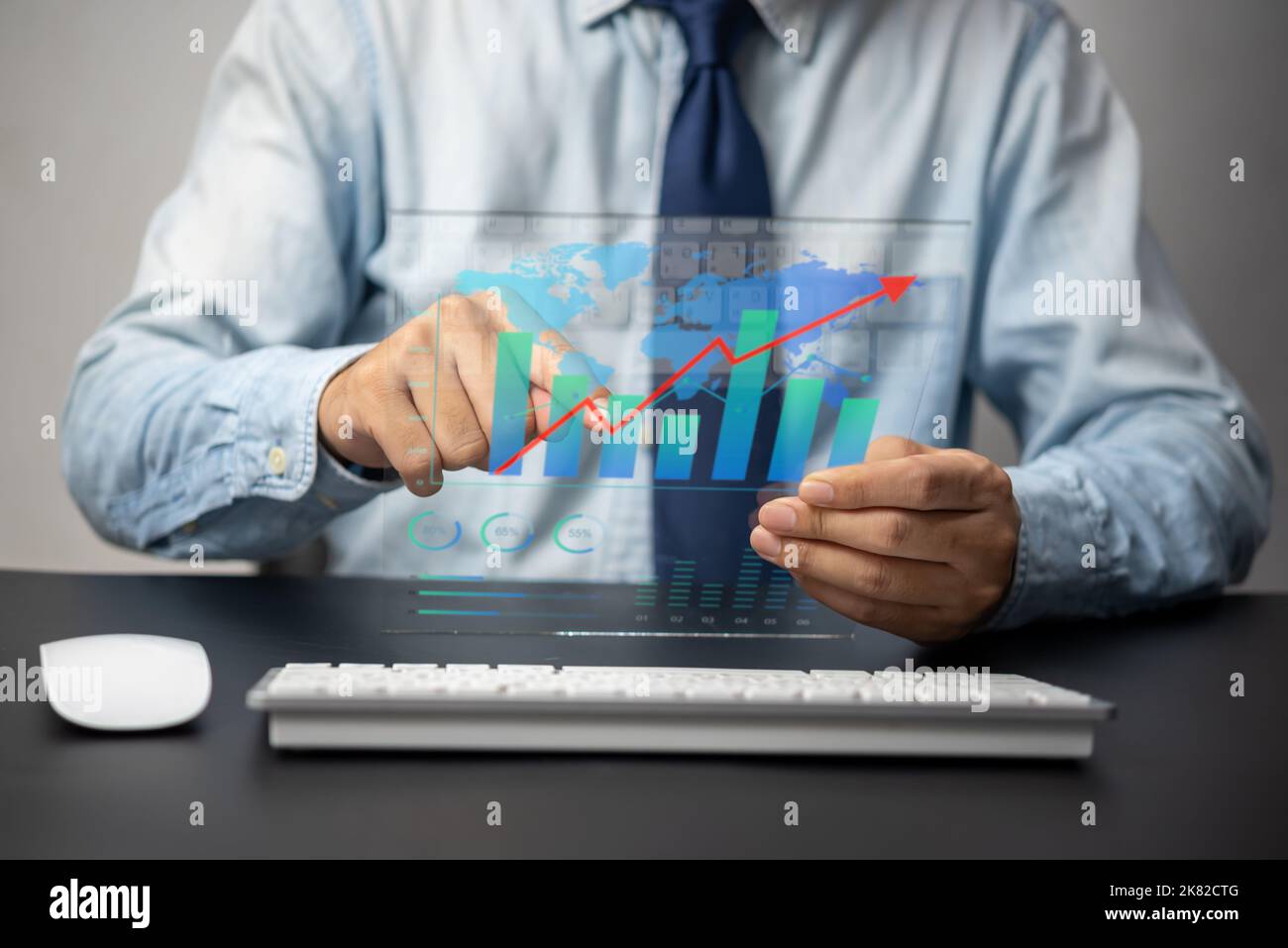 Wirtschaft Finanzanlagen Geschäft Geld Gewinn Markt Statistik Aktienbankwesen Deviseninformationen Bericht und Pfeil Inflation Diagramm Stockfoto