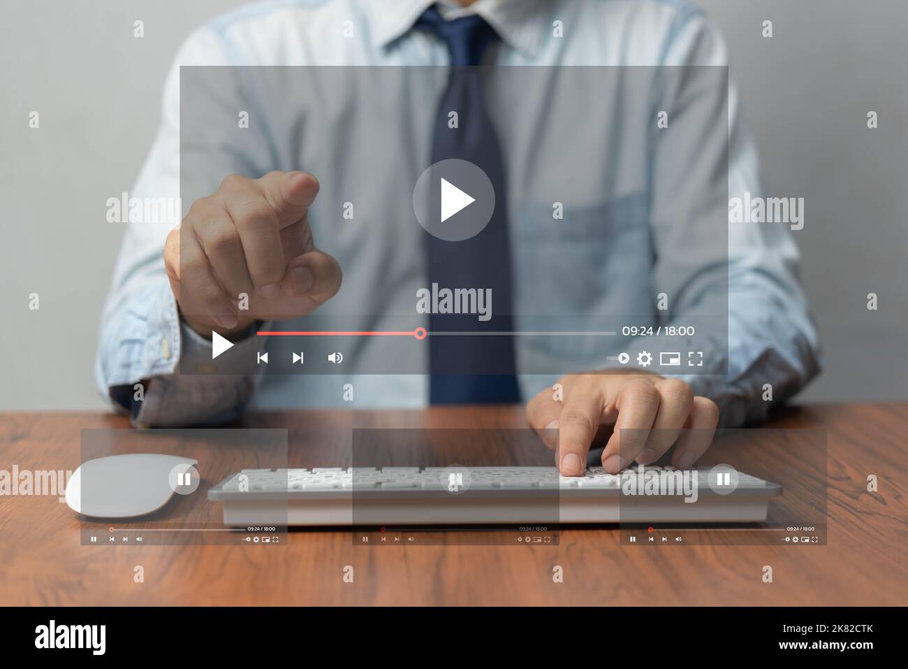 Geschäftsmann Hände mit Maus und Tastatur Computer zum Streaming online auf virtuellen Bildschirm, Video im Internet zu sehen. Stockfoto