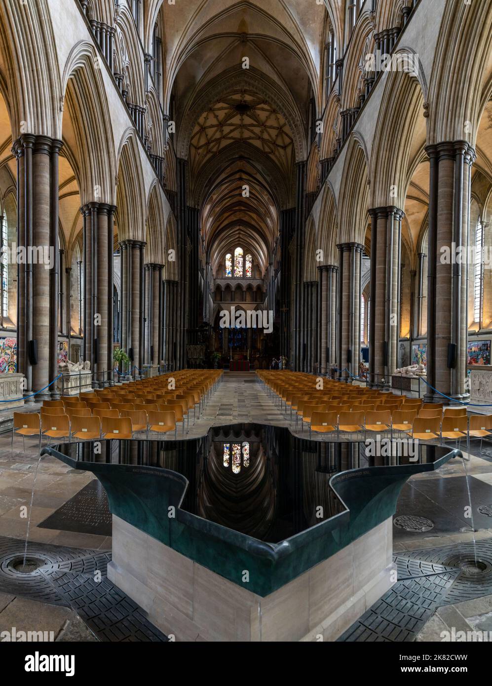Salisbury, Vereinigtes Königreich - 8. September 2022: Blick auf den Brunnen von William Pye und das Mittelschiff der historischen Kathedrale von Salisbury Stockfoto