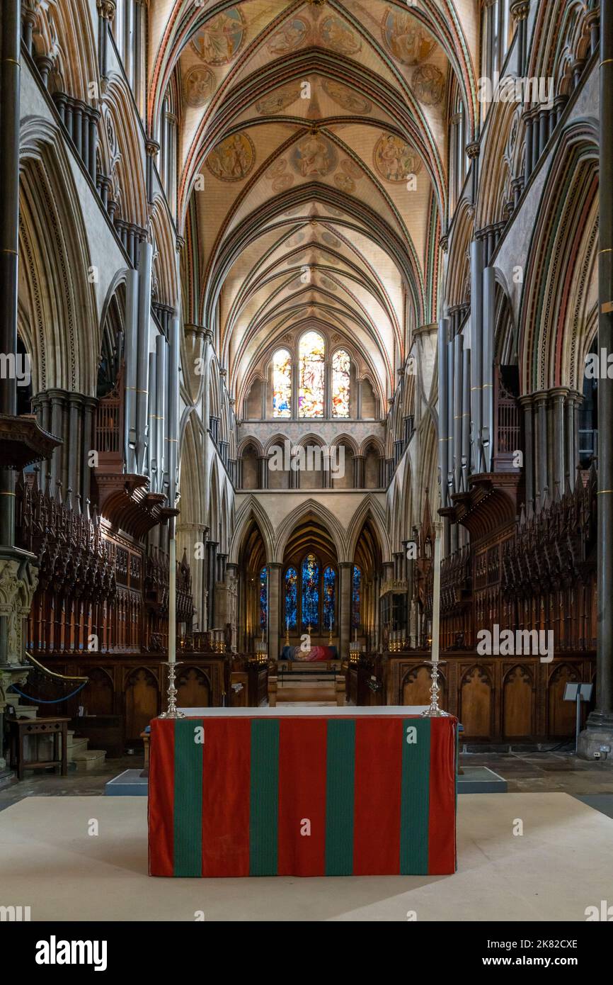 Salisbury, Vereinigtes Königreich - 8. September 2022: Blick auf das kunstvolle Holzwerk und den Chor in der historischen Kathedrale von Salisbury Stockfoto