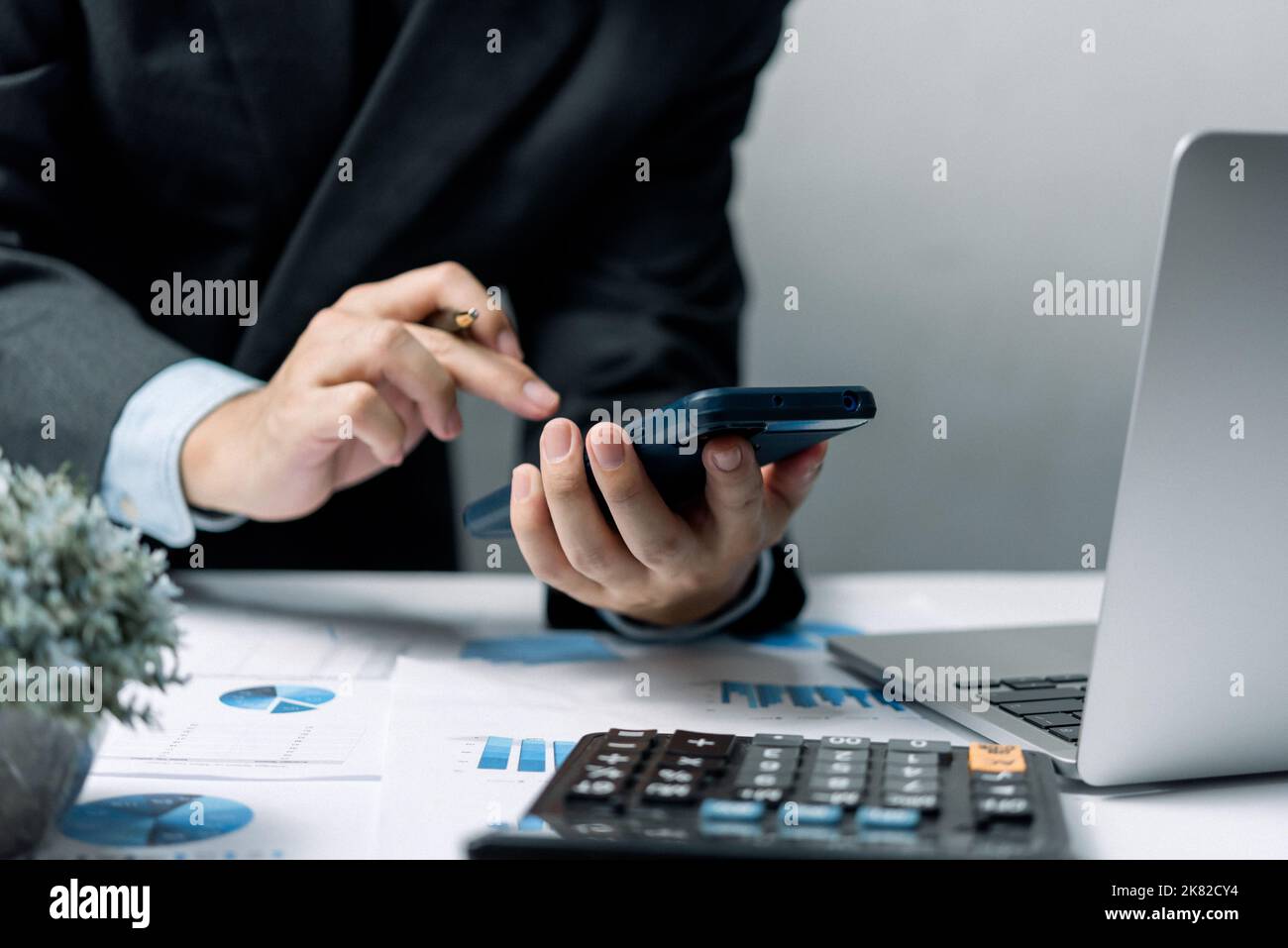Geschäftsmann mit Smartphone Marketing Laptop Computer Business Network Manager. Mann mit Notebook Internet Online-Technologie Kommunikation. Stockfoto