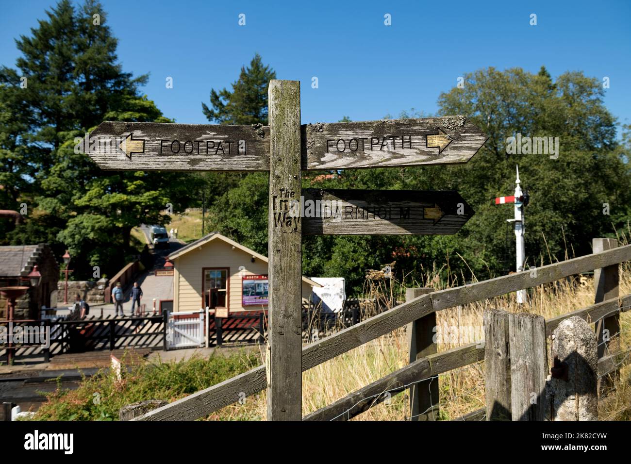 Hölzerne Wegweiser für Fußwege am Inn Way Walk to Darnholm am Bahnhof Goathland in der Nähe von Whitby North York Moors North Yorkshire Großbritannien Großbritannien Stockfoto