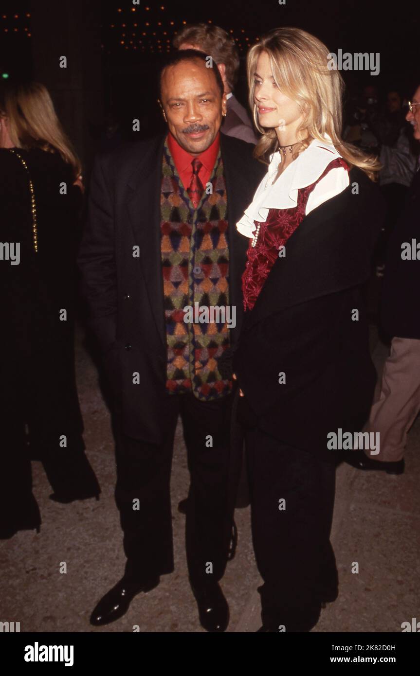 Quincy Jones und Nastassja Kinski bei der Premiere von 'Schindler's List' am 9. Dezember 1993 im Cineplex Odeon Cinema in Century City, Kalifornien.Quelle: Ralph Dominguez/MediaPunch Stockfoto