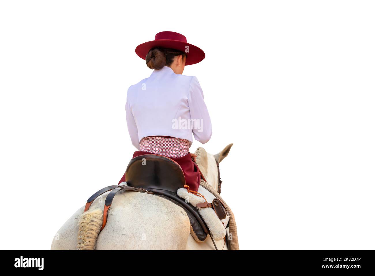 Schöne junge Frau, die auf einem Pferd auf weißem Hintergrund isoliert reitet Stockfoto