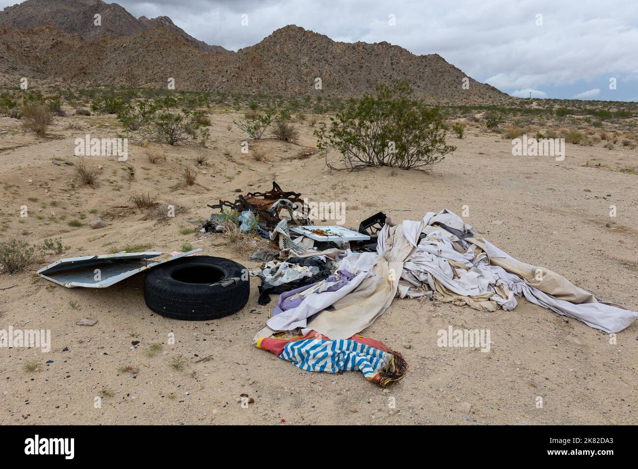 Abfall in der Mojave-Wüste, ein großes Problem im Bundesstaat Kalifornien, das in den Naturgebieten zu einer großen Umweltverschmutzung führt Stockfoto