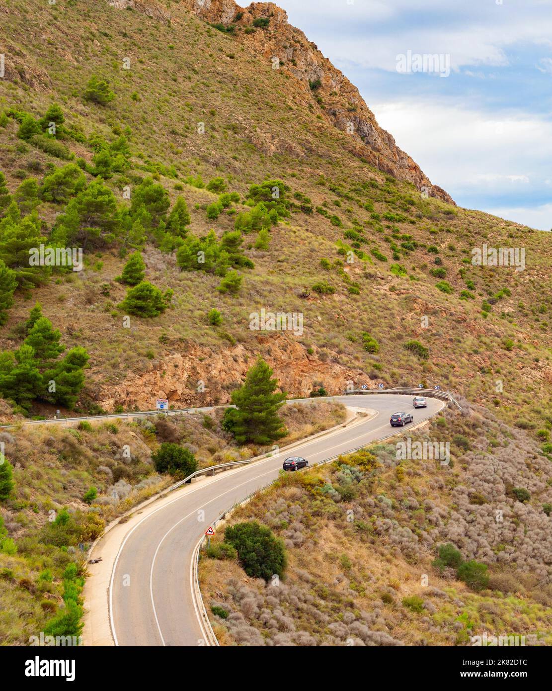 Luftaufnahme von Autos auf Straßenkurve, Berglandschaft, Spanien Stockfoto