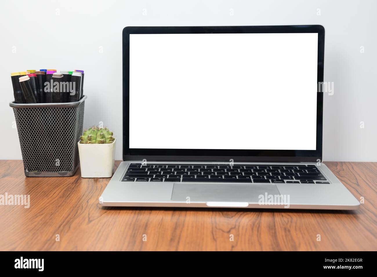 Mockup-Computer Laptop-Display leeren Bildschirm auf dem Schreibtisch im Büro. Stockfoto