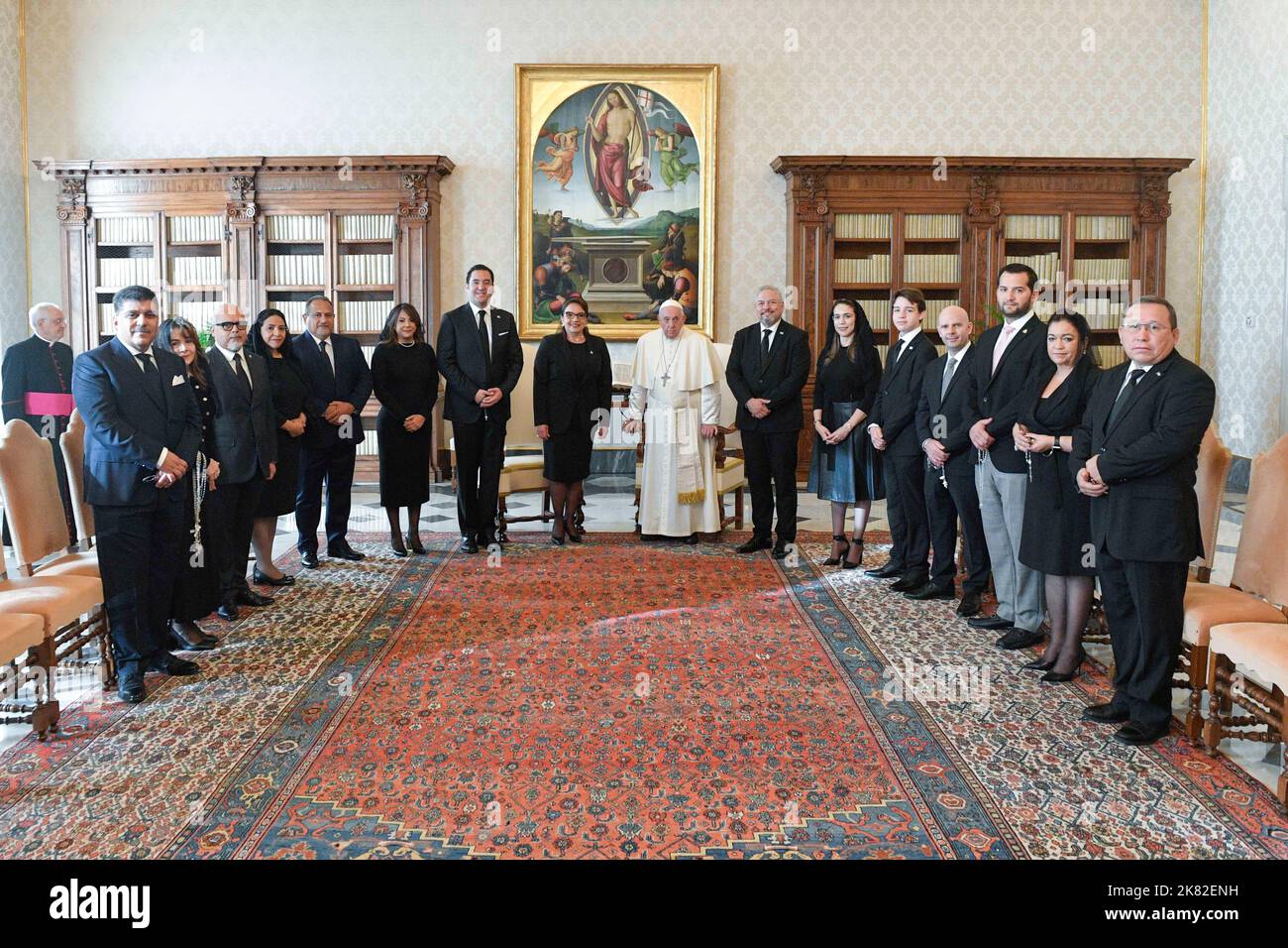 Rom, Italien. 20. Oktober 2022. Italien, Rom, Vatikan, 2022/10/20 . Papst Franziskus empfängt die Präsidentin der Republik Honduras, Iris Xiomara Castro Sarmiento, im Vatikan. Italia, Roma, Vaticano, 2022/10/20 . Papa Francesco riceve in udienza la signora Iris Xiomara Castro Sarmiento, Presidente della Repubblica dell'Honduras, im Vatikan. Foto von Vatican Mediia/Catholic Press Foto NUR FÜR REDAKTIONELLE VERWENDUNG - KEIN MARKETING - KEINE WERBEKAMPAGNEN. Kredit: Unabhängige Fotoagentur/Alamy Live Nachrichten Stockfoto