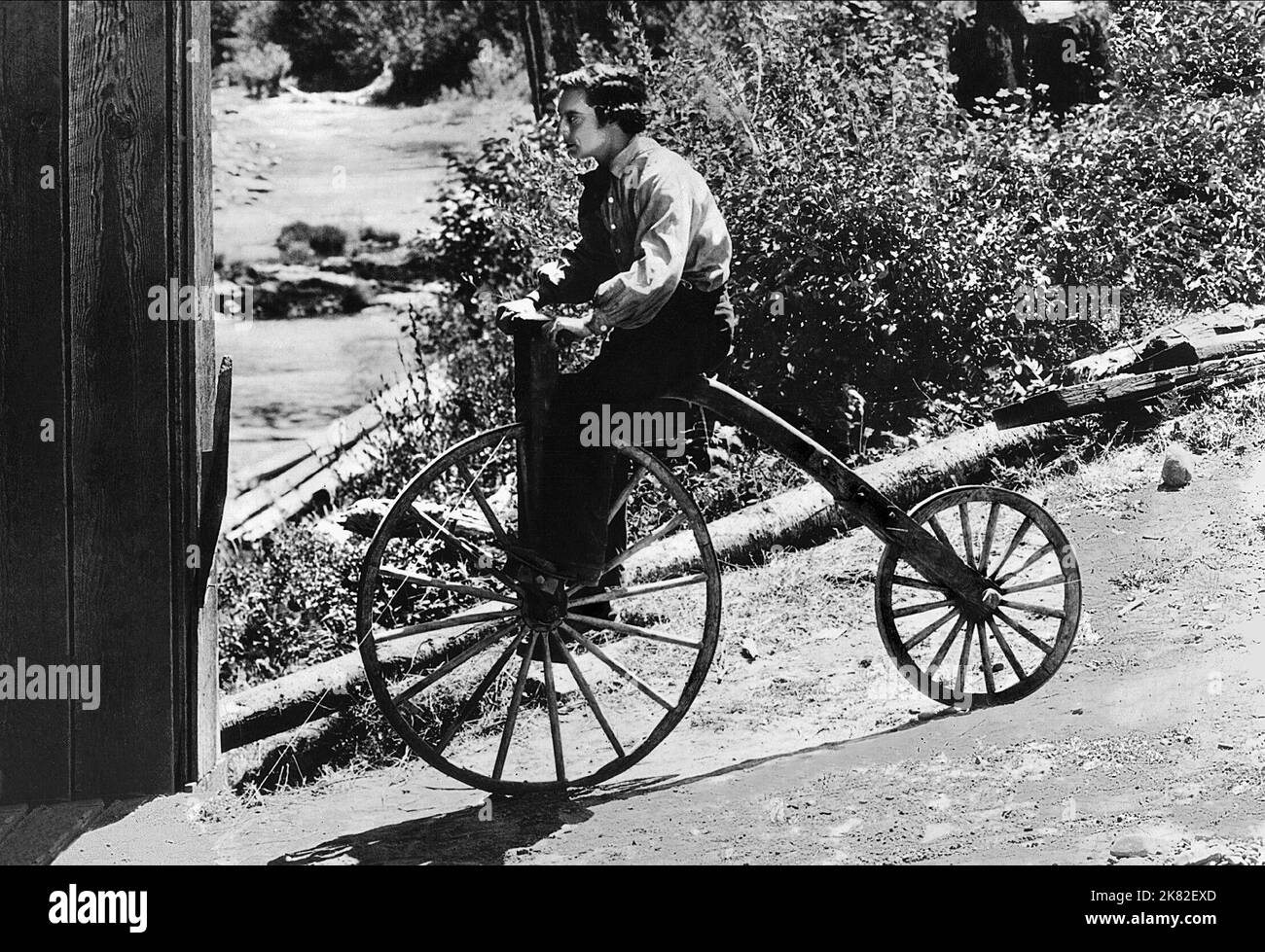 Buster Keaton Film: Der General (USA 1926) Charaktere: Johnny Gray / Stummfilm Regie: Clyde Bruckman & Buster Keaton 31. Dezember 1926 **WARNUNG** Dieses Foto ist nur für redaktionelle Verwendung bestimmt und unterliegt dem Copyright von UNITED ARTISTS und/oder The Photographer, die von der Film- oder Produktionsfirma beauftragt wurden und kann nur durch Publikationen im Zusammenhang mit der Bewerbung des oben genannten Films reproduziert werden. Eine obligatorische Gutschrift für UNITED ARTISTS ist erforderlich. Der Fotograf sollte auch bei Bekanntwerden des Fotos gutgeschrieben werden. Ohne schriftliche Genehmigung der Film Company kann keine kommerzielle Nutzung gewährt werden. Stockfoto