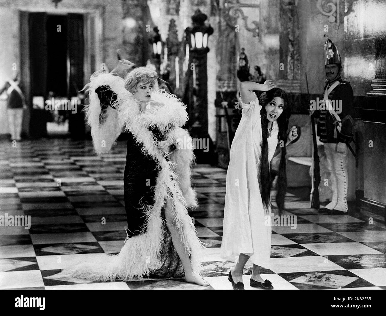 Seena Owen & Gloria Swanson Film: Queen Kelly (1929) Charaktere: Queen Regina V & Kitty Kelly, aka Queen Kelly Regie: Erich von Stroheim 02 May 1929 **WARNUNG** Dieses Foto ist nur für redaktionelle Verwendung bestimmt und unterliegt dem Copyright von UNITED ARTISTS und/oder dem von der Film- oder Produktionsfirma beauftragten Fotografen und kann nur durch Publikationen im Zusammenhang mit der Bewerbung des oben genannten Films reproduziert werden. Eine obligatorische Gutschrift für UNITED ARTISTS ist erforderlich. Der Fotograf sollte auch bei Bekanntwerden des Fotos gutgeschrieben werden. Ohne schriftliche Genehmigung der Film Company kann keine kommerzielle Nutzung gewährt werden. Stockfoto