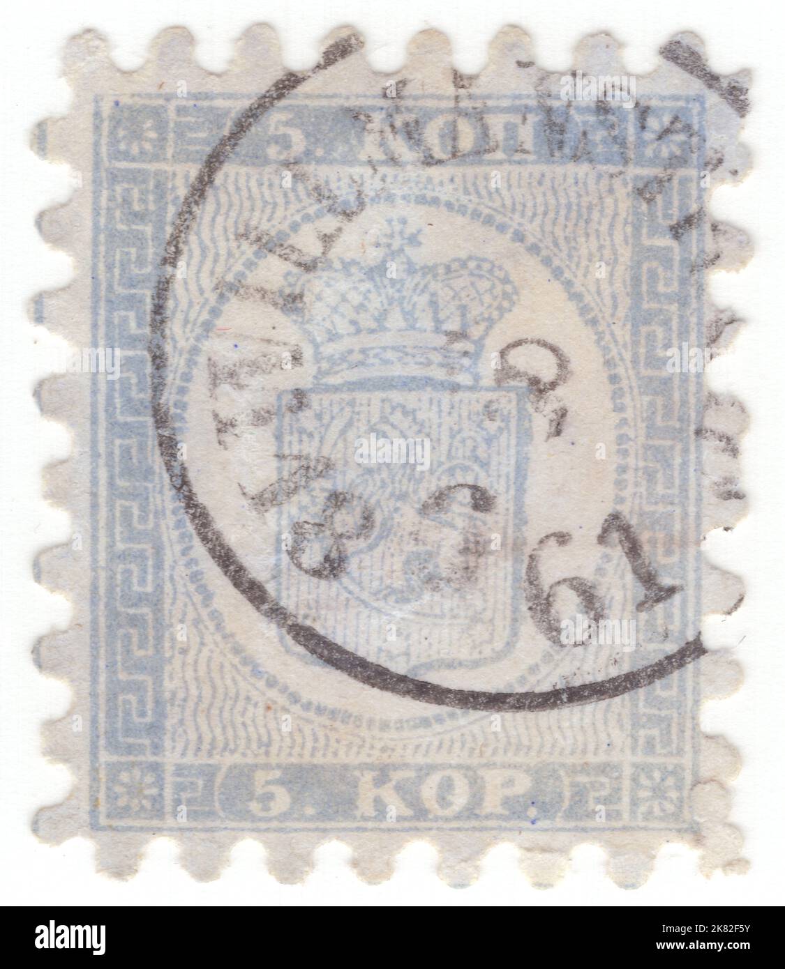 FINNLAND - 1860: Ein 5 Kopeken-Blau auf bläulicher Briefmarke, das Wappen mit Serpentinperforation zeigt Stockfoto