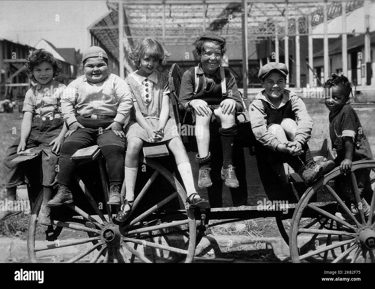 Jackie Condon, Joe Cobb, Mary Kornmann, Mickey Donalds & Allen Farina Hoskins Film: Our Gang (Kurzfilm) Charaktere: Jackie,,, & Usa 1922, / Aka: 'The Little Rascals' Regie: Robert F. McGowan 05. November 1922 **WARNUNG** Dieses Foto ist nur für redaktionelle Zwecke bestimmt und unterliegt dem Copyright der HAL ROACH STUDIOS und/oder des Fotografen, der von der Film- oder Produktionsfirma beauftragt wurde und darf nur durch Publikationen im Zusammenhang mit der Bewerbung des oben genannten Films reproduziert werden. Eine obligatorische Gutschrift an HAL ROACH STUDIOS ist erforderlich. Der Fotograf sollte auch bei Bekanntwerden des Fotos gutgeschrieben werden. Keine kommerzielle Nutzung möglich Stockfoto