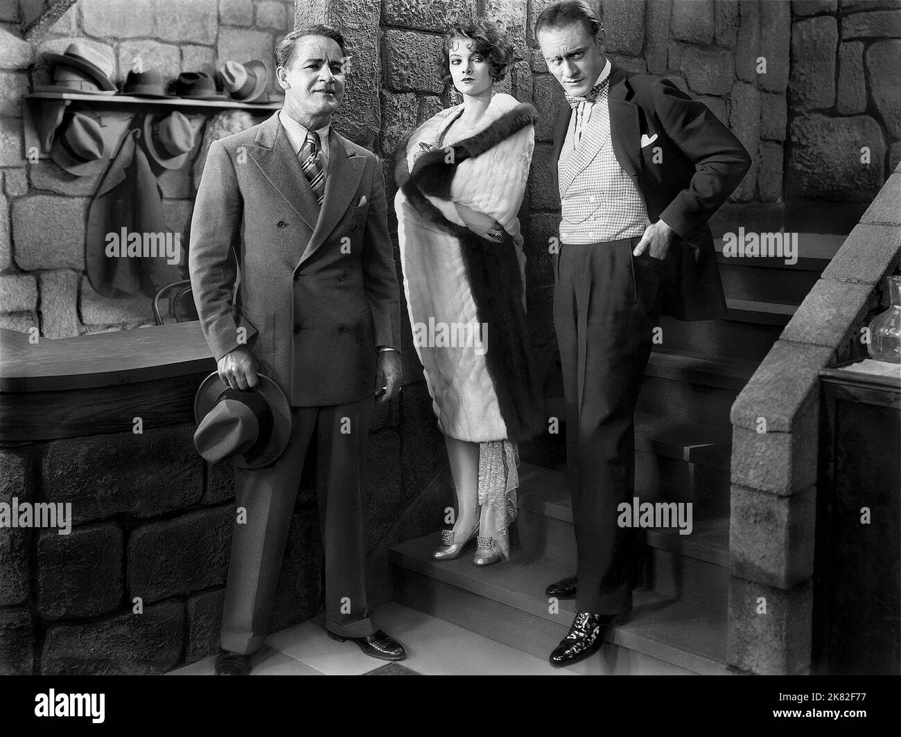 Myrna Loy, Conrad Nagel Film: Das Mädchen Aus Chicago (1927) Charaktere: Mary Carlton,Handsome Joe 19 November 1927 **WARNUNG** Dieses Foto ist nur für den redaktionellen Gebrauch bestimmt und unterliegt dem Copyright von WARNER BROS und/oder des Fotografen, der von der Film- oder Produktionsfirma beauftragt wurde, und kann nur durch Publikationen im Zusammenhang mit der Bewerbung des oben genannten Films reproduziert werden. Eine obligatorische Gutschrift an WARNER BROS ist erforderlich. Der Fotograf sollte auch bei Bekanntwerden des Fotos gutgeschrieben werden. Ohne schriftliche Genehmigung der Film Company kann keine kommerzielle Nutzung gewährt werden. Stockfoto