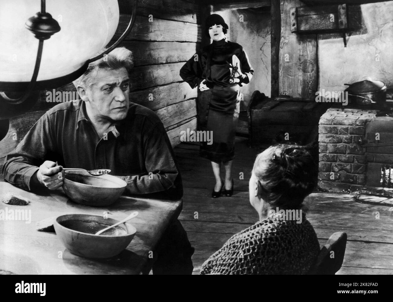 Margaret Livingston Film: Sonnenaufgang; Sonnenaufgang: Ein Lied von zwei Menschen (Stummfilm) Charaktere: Die Frau aus der Stadt USA 1927, Regie: F.W. MurNau 23 September 1927 **WARNUNG** Dieses Foto ist nur für redaktionelle Verwendung bestimmt und unterliegt dem Copyright von 20. CENTURY FOX und/oder des Fotografen, der von der Film- oder Produktionsfirma beauftragt wurde und darf nur durch Publikationen im Zusammenhang mit der Bewerbung des oben genannten Films reproduziert werden. Eine obligatorische Gutschrift an 20. CENTURY FOX ist erforderlich. Der Fotograf sollte auch bei Bekanntwerden des Fotos gutgeschrieben werden. Ohne schriftliche Genehmigung der Fil kann keine kommerzielle Nutzung gewährt werden Stockfoto