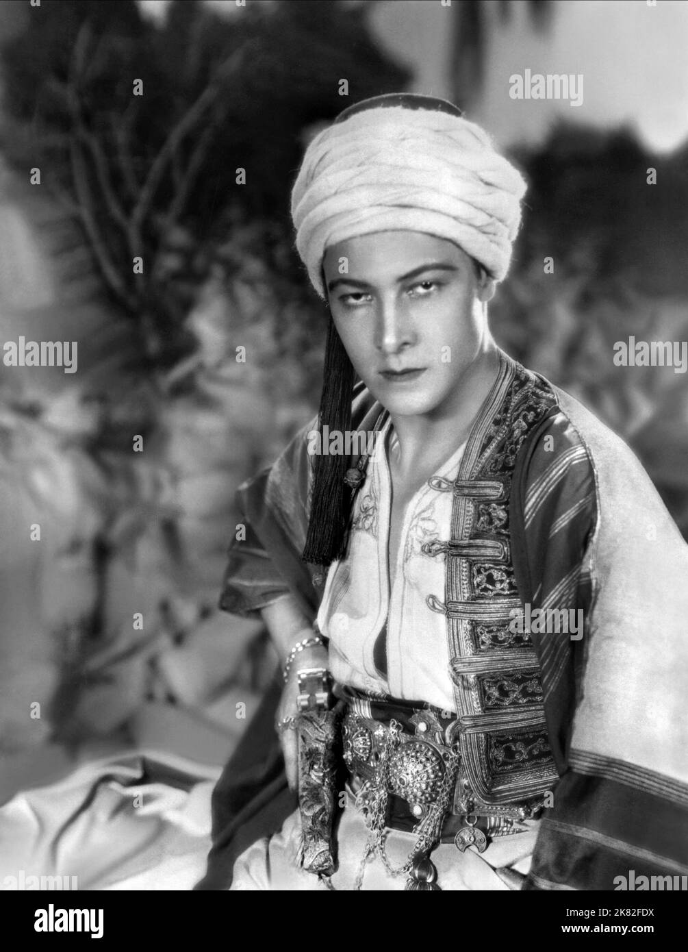 Rudolph Valentino Film: Der Sohn des Scheiks (USA 1926) Charaktere: Ahmed, der Sohn des Scheiks / <a href= Regie: George Fitzmaurice 09 July 1926 **WARNUNG** Dieses Foto ist nur für den redaktionellen Gebrauch bestimmt und unterliegt dem Copyright von UNITED ARTISTS und/oder The Photographer, die von The Film or Production Company beauftragt wurden.Es kann nur von Publikationen im Zusammenhang mit der Bewerbung des oben genannten Films reproduziert werden. Eine obligatorische Gutschrift für UNITED ARTISTS ist erforderlich. Der Fotograf sollte auch bei Bekanntwerden des Fotos gutgeschrieben werden. Ohne schriftliche Genehmigung der Film Company kann keine kommerzielle Nutzung gewährt werden. Stockfoto