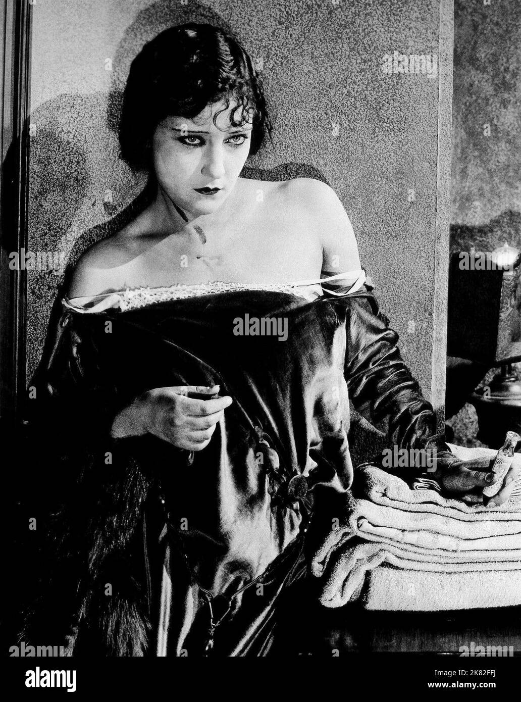 Gloria Swanson Film: The Affairs of Anatol; Five Kisses; A Prodigal Knight (1935) Charaktere: Vivian Spencer (Anatols Frau) Regie: Cecil B. DeMille 25 September 1921 **WARNUNG** Dieses Foto ist nur für redaktionelle Zwecke bestimmt und unterliegt dem Copyright von PARAMOUNT und/oder des Fotografen, der von der Film- oder Produktionsfirma beauftragt wurde, und kann nur von Publikationen im Zusammenhang mit der Bewerbung des oben genannten Films reproduziert werden. Eine obligatorische Gutschrift an PARAMOUNT ist erforderlich. Der Fotograf sollte auch bei Bekanntwerden des Fotos gutgeschrieben werden. Ohne schriftliche Genehmigung der Film Compa kann keine kommerzielle Nutzung gewährt werden Stockfoto