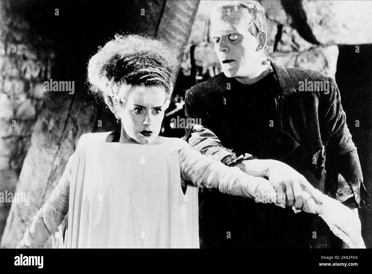 Elsa Lanchester & Boris Karloff Film: Braut Frankensteins; die Braut Frankensteins (USA 1935) Charaktere: Mary Wollstonecraft Shelley & The Monster Regie: James Whale 19 April 1935 **WARNUNG** Dieses Foto ist nur für redaktionelle Zwecke bestimmt und unterliegt dem Copyright von UNIVERSAL und/oder dem Fotografen, der von der Film- oder Produktionsfirma beauftragt wurde und darf nur von Publikationen im Zusammenhang mit der Bewerbung des oben genannten Films reproduziert werden. Eine obligatorische Gutschrift an UNIVERSAL ist erforderlich. Der Fotograf sollte auch bei Bekanntwerden des Fotos gutgeschrieben werden. Eine kommerzielle Nutzung kann ohne schriftliche Genehmigung nicht gewährt werden Stockfoto