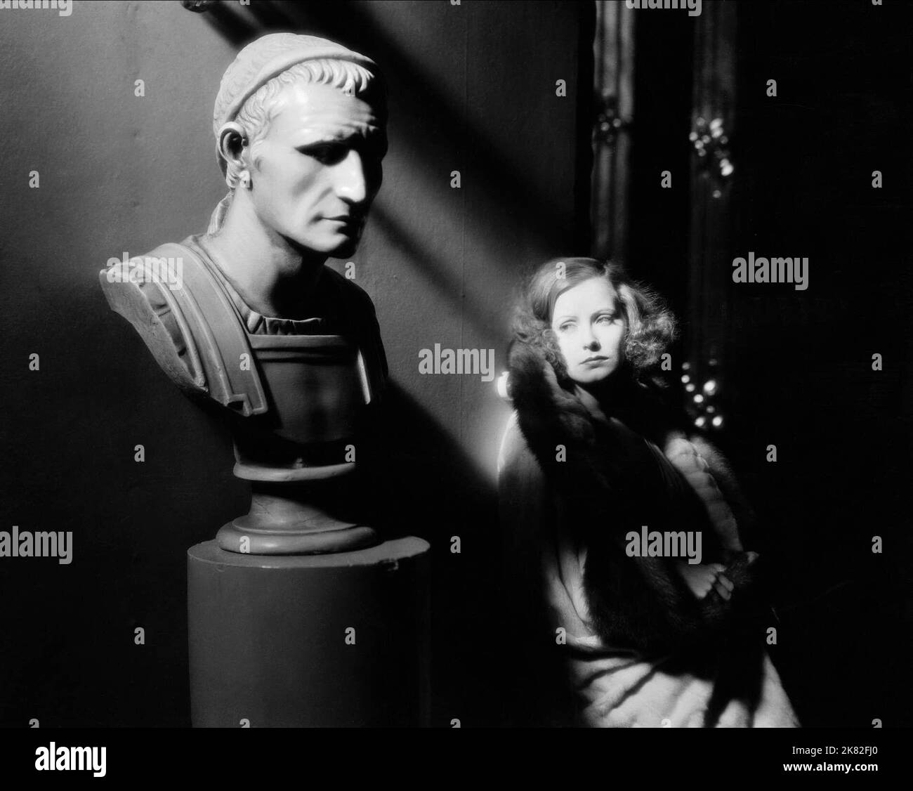 Greta Garbo Film die geheimnisvolle Dame (1934) Charaktere: Tania Fedorova Regie: Fred Niblo 04. August 1928 **WARNUNG** dieses Foto ist nur für redaktionelle Zwecke bestimmt und unterliegt dem Urheberrecht von MGM und/oder dem Fotografen, der von der Film- oder Produktionsgesellschaft beauftragt wurde, und kann nur durch Veröffentlichungen in Verbindung mit der Werbung für den obigen Film reproduziert werden. Eine obligatorische Gutschrift an MGM ist erforderlich. Der Fotograf sollte ebenfalls angerechnet werden, wenn er bekannt ist. Ohne schriftliche Genehmigung der Film Company kann keine kommerzielle Nutzung gewährt werden. Stockfoto