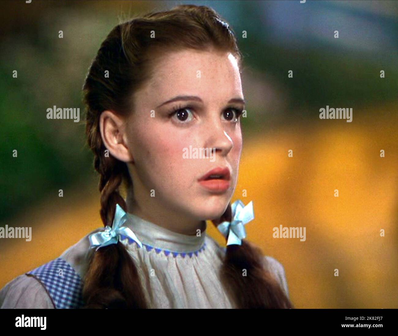 Judy Garland Film: The Wizard of Oz (USA 1939) Charaktere: Dorothy Gale / Titel auch: 'Das Zauberhafte Land' Regie: Victor Fleming 12. August 1939 **WARNUNG** Dieses Foto ist nur für redaktionelle Zwecke bestimmt und unterliegt dem Copyright von MGM und/oder dem von der Film- oder Produktionsfirma beauftragten Fotografen und kann nur durch Publikationen im Zusammenhang mit der Bewerbung des oben genannten Films reproduziert werden. Eine obligatorische Gutschrift an MGM ist erforderlich. Der Fotograf sollte auch bei Bekanntwerden des Fotos gutgeschrieben werden. Ohne schriftliche Genehmigung der Film Company kann keine kommerzielle Nutzung gewährt werden. Stockfoto