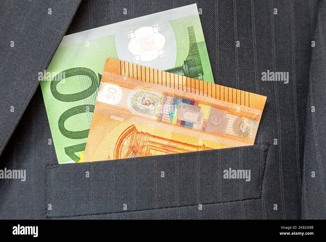 Banknoten der Euro-Währung in der Tasche für Business-Anzug. Geld in der Tasche des Business-Anzugs. Weltweite Währung Stockfoto