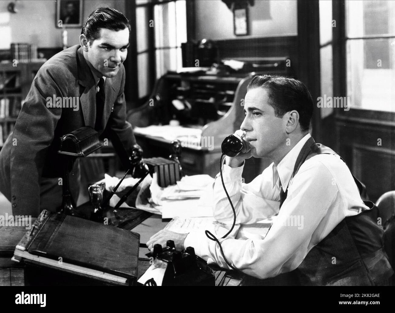 Humphrey Bogart Film: Crime School (USA 1938) Charaktere: Stellvertretender Kommissar Mark Braden Regisseur: Lewis Seiler 10 May 1938 **WARNUNG** Dieses Foto ist nur für redaktionelle Zwecke bestimmt und unterliegt dem Copyright von WARNER BROS. Und/oder des Fotografen, der von der Film- oder Produktionsfirma beauftragt wurde und nur durch Publikationen im Zusammenhang mit der Bewerbung des oben genannten Films reproduziert werden kann. Eine obligatorische Gutschrift an WARNER BROS. Ist erforderlich. Der Fotograf sollte auch bei Bekanntwerden des Fotos gutgeschrieben werden. Ohne schriftliche Genehmigung der Film Company kann keine kommerzielle Nutzung gewährt werden. Stockfoto