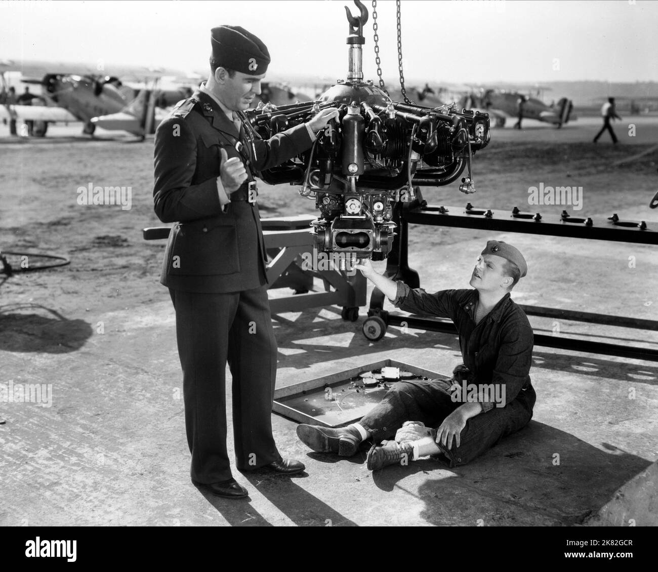 Pat O'Brien & James Cagney Film: Teufel Hunde der Luft (1935) Charaktere: Lieut. Brannigan, Tommy O'Toole Regie: Lloyd Bacon 09 February 1935 **WARNUNG** Dieses Foto ist nur für den redaktionellen Gebrauch bestimmt und unterliegt dem Copyright von WARNER BROS und/oder dem von der Film- oder Produktionsfirma beauftragten Fotografen und kann nur durch Publikationen im Zusammenhang mit der Bewerbung des oben genannten Films reproduziert werden. Eine obligatorische Gutschrift an WARNER BROS ist erforderlich. Der Fotograf sollte auch bei Bekanntwerden des Fotos gutgeschrieben werden. Ohne schriftliche Genehmigung der Film Company kann keine kommerzielle Nutzung gewährt werden. Stockfoto