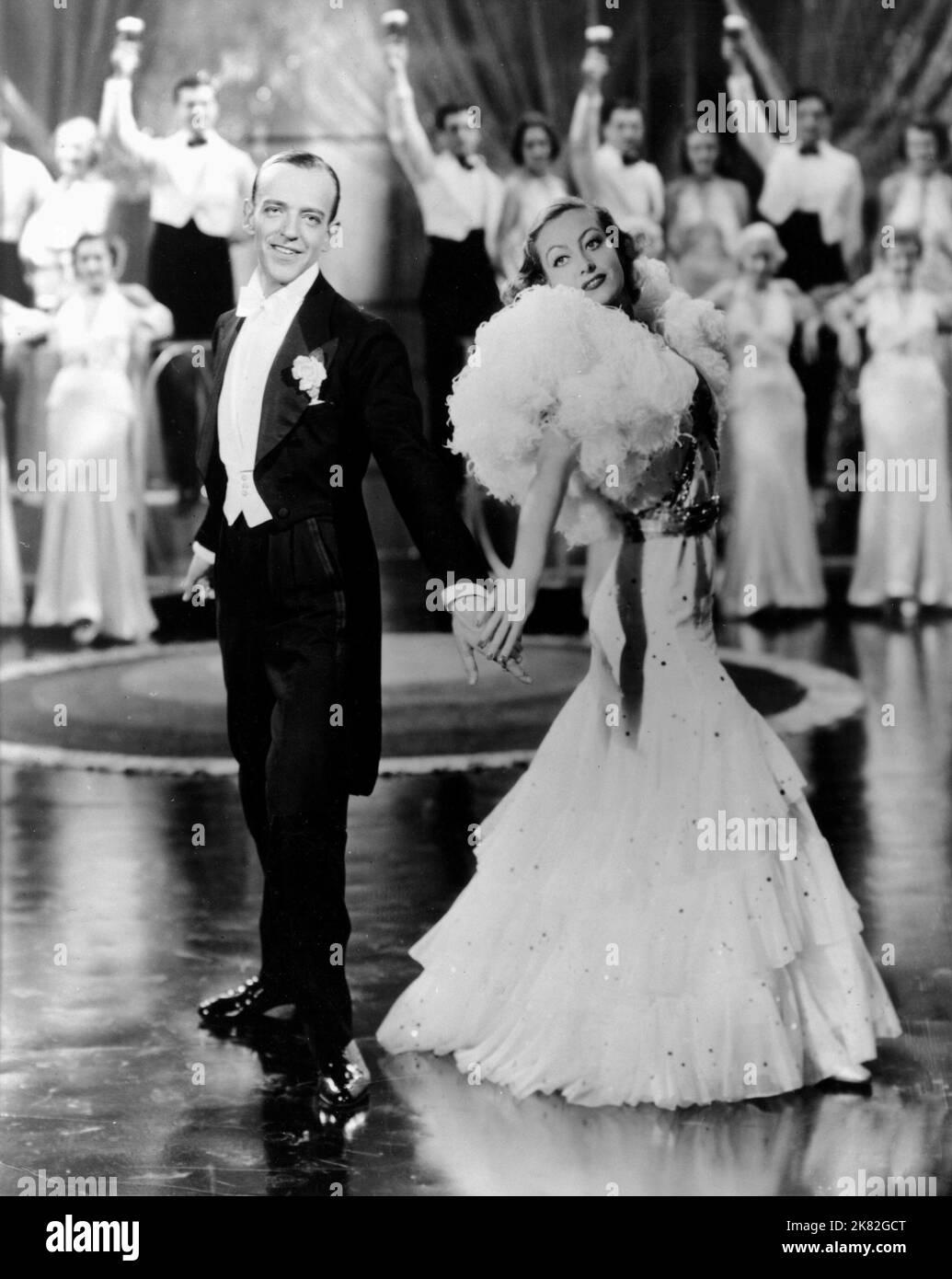 Fred Astaire & Joan Crawford Film: Dancing Lady (USA 1933) Charaktere: Er selbst, Janie Barlow Regie: Robert z. Leonard 24 November 1933 **WARNUNG** Dieses Foto ist nur für redaktionelle Zwecke bestimmt und unterliegt dem Copyright von MGM und/oder dem von der Film- oder Produktionsfirma beauftragten Fotografen und kann nur durch Publikationen im Zusammenhang mit der Bewerbung des oben genannten Films reproduziert werden. Eine obligatorische Gutschrift an MGM ist erforderlich. Der Fotograf sollte auch bei Bekanntwerden des Fotos gutgeschrieben werden. Ohne schriftliche Genehmigung der Film Company kann keine kommerzielle Nutzung gewährt werden. Stockfoto