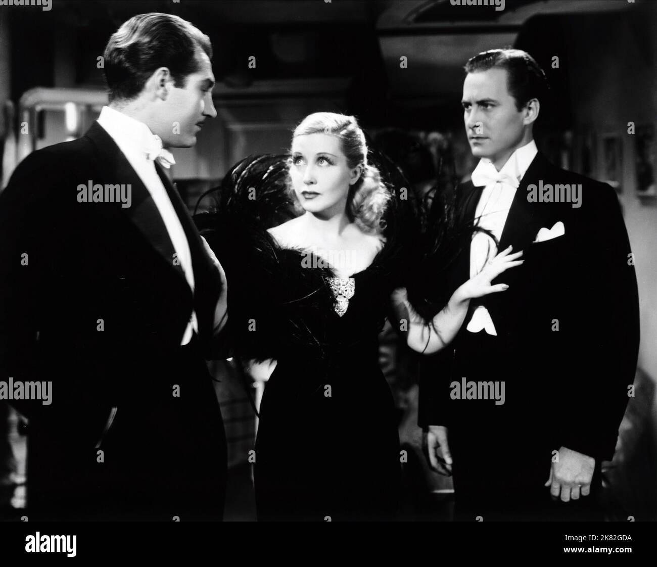 Alan Marshal, Genevieve Tobin & Rand Brooks Film: Dramatic School (1938) Charaktere: Marquis Andre D'Abbecourt, Gina Bertier, Pasquel Jr. Regie: Robert B. Sinclair 09 December 1938 **WARNUNG** Dieses Foto ist nur für den redaktionellen Gebrauch bestimmt und unterliegt dem Copyright von MGM und/oder dem Fotografen, der von der Film- oder Produktionsfirma beauftragt wurde, und kann nur durch Publikationen im Zusammenhang mit der Bewerbung des oben genannten Films reproduziert werden. Eine obligatorische Gutschrift an MGM ist erforderlich. Der Fotograf sollte auch bei Bekanntwerden des Fotos gutgeschrieben werden. Ohne schriftliche Genehmigung der Film Co. Kann keine kommerzielle Nutzung gewährt werden Stockfoto