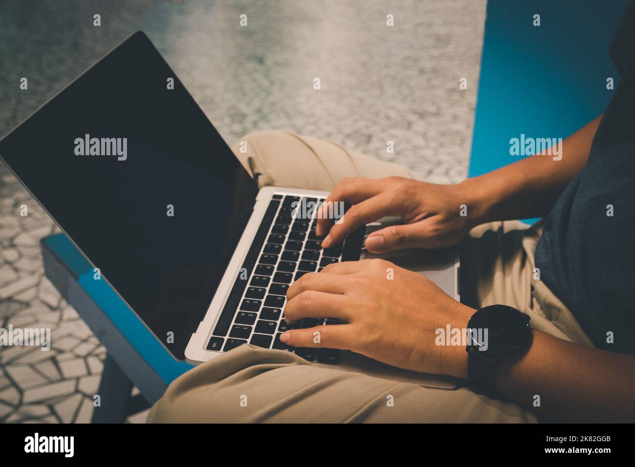 Ein Mann, der ein Notebook für die Kommunikation mit Geschäftstechnologien verwendet, mit dem er arbeitet, schreibt und sich mit dem Internet verbindet, während er ein drahtloses Netzwerk nutzt. Stockfoto