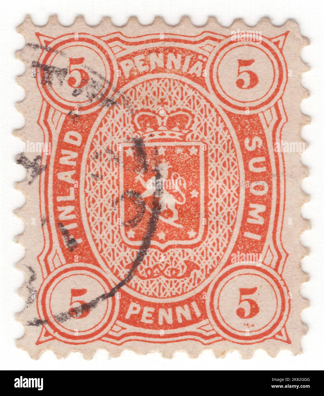 FINNLAND - 1875: Eine orangefarbene penni-Briefmarke aus dem Jahr 5 mit Wappen und Posthörnern in ovalem Rahmen Stockfoto
