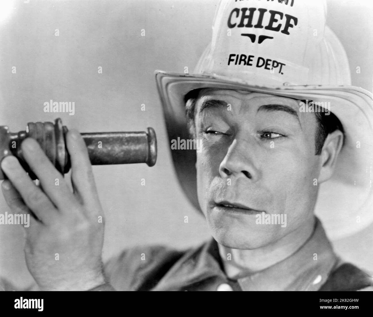 Joe E. Brown Film: Fireman, Save My Child (1931) Charaktere: Joe Grant Regie: Llotd Bacon 20 February 1932 **WARNUNG** Dieses Foto ist nur für den redaktionellen Gebrauch bestimmt und unterliegt dem Copyright der ERSTEN NATIONALEN BILDER und/oder des Fotografen, die von der Film- oder Produktionsfirma beauftragt wurden, und kann nur von Publikationen im Zusammenhang mit der Bewerbung des oben genannten Films reproduziert werden. Für DIE ERSTEN NATIONALEN BILDER ist eine obligatorische Gutschrift erforderlich. Der Fotograf sollte auch bei Bekanntwerden des Fotos gutgeschrieben werden. Ohne schriftliche Genehmigung der Film Company kann keine kommerzielle Nutzung gewährt werden. Stockfoto